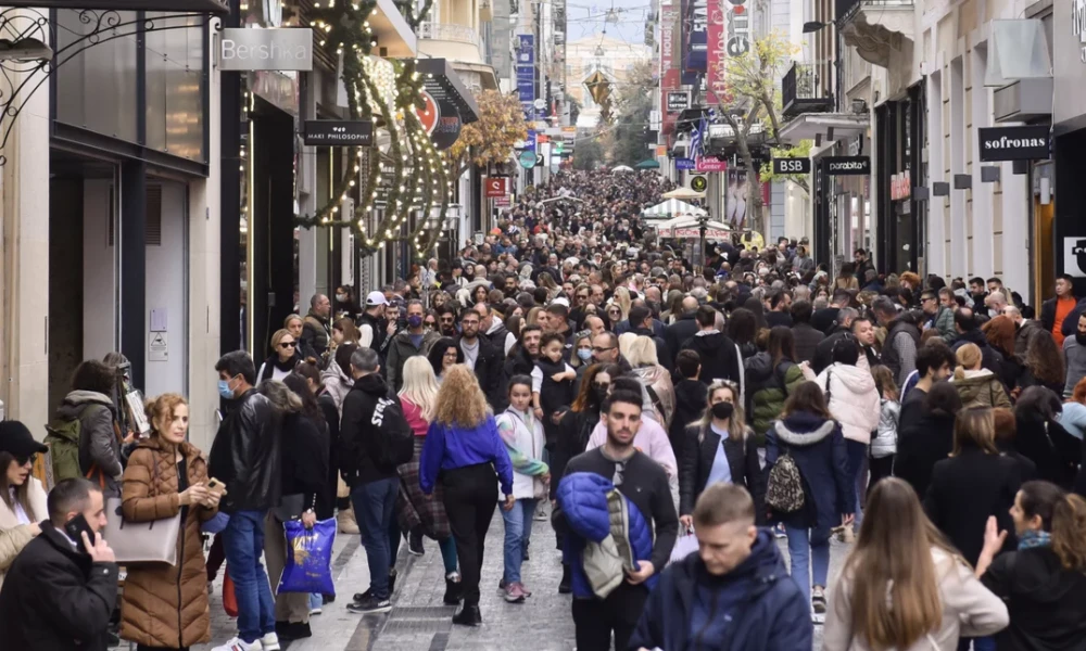 Κοσμοσυρροή στο κέντρο της Αθήνας-Ανοιχτά σήμερα τα καταστήματα